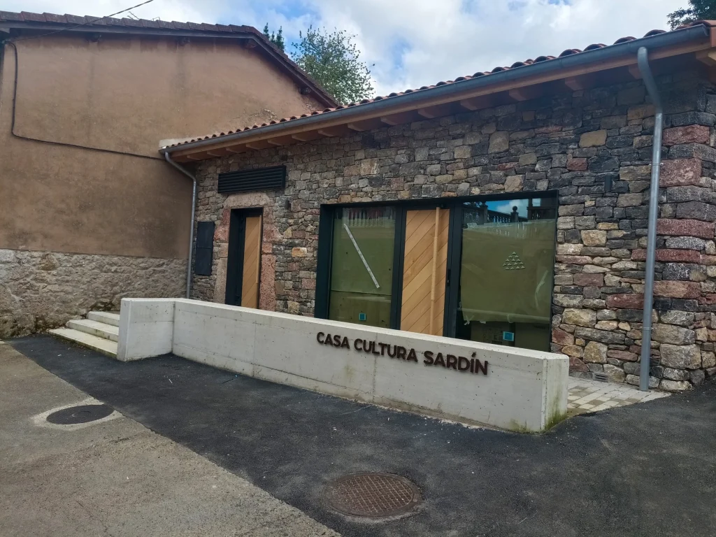 Fachada de la Casa de Cultura de Sardín rehabilitada, con muro de piedra y acceso nuevo