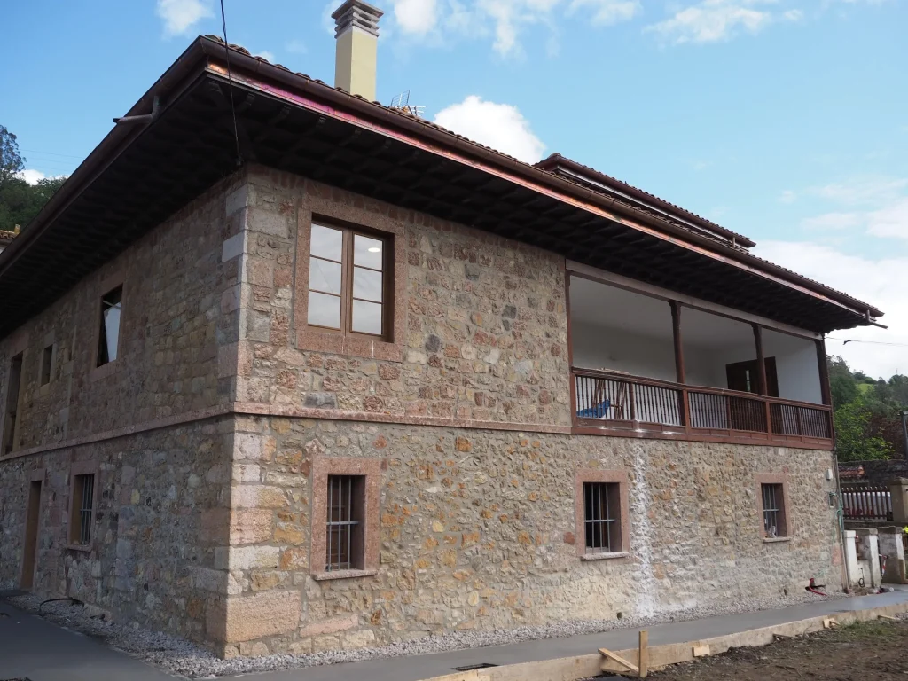Esquina de la Casona de Bueño rehabilitada, con galería de madera