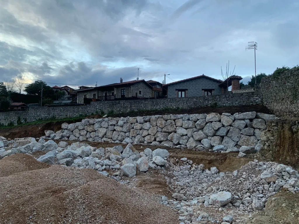 Muro de escollera de caliza terminado en una parcela de Llanes