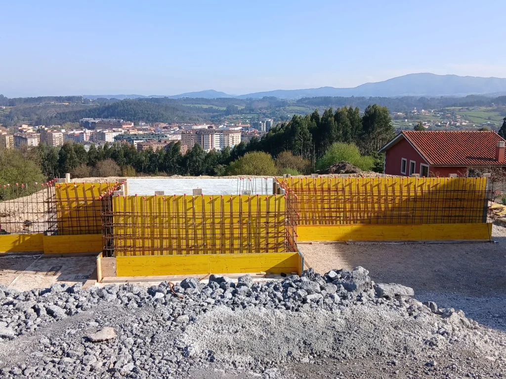 Muros de hormigón armado encofrados con vistas al Cantábrico en Gozón