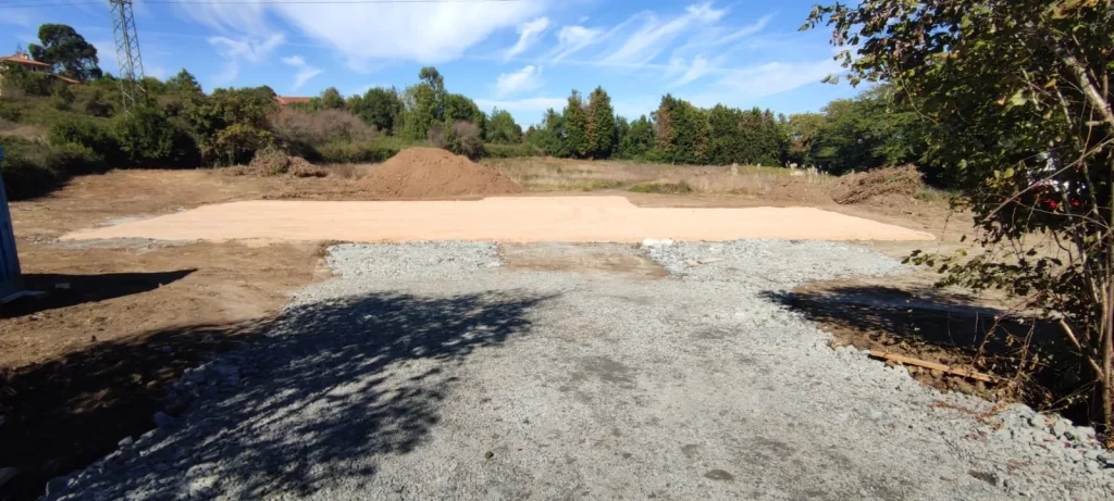 Plataforma de zahorra compactada en una parcela de Gijón