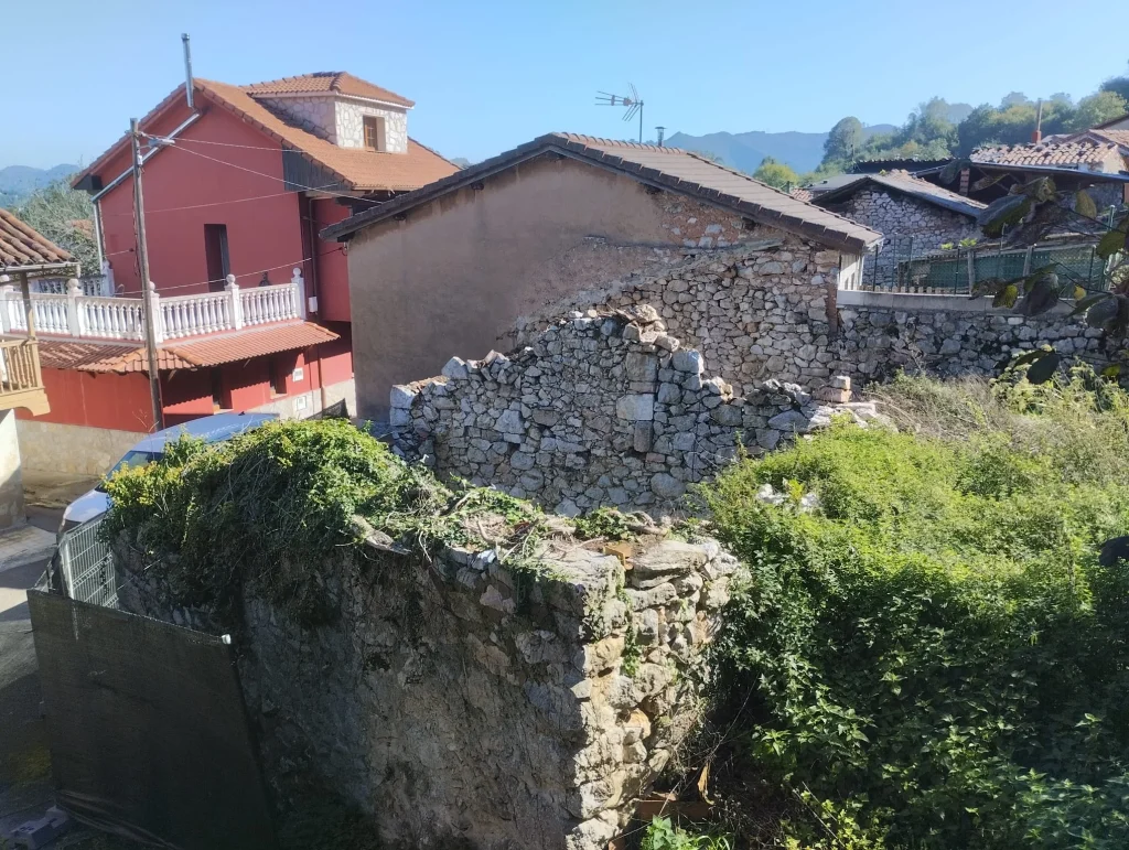Cuadra de piedra en ruina en Sardín antes de la rehabilitación