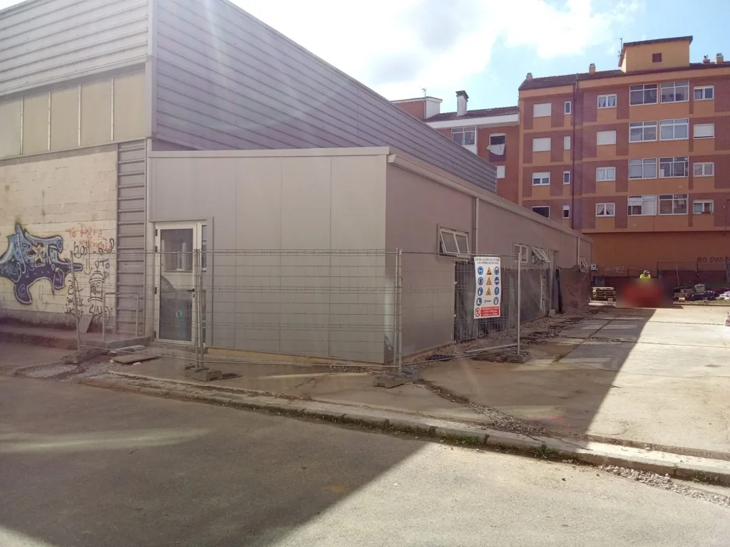 Exterior de los vestuarios antes de la urbanización