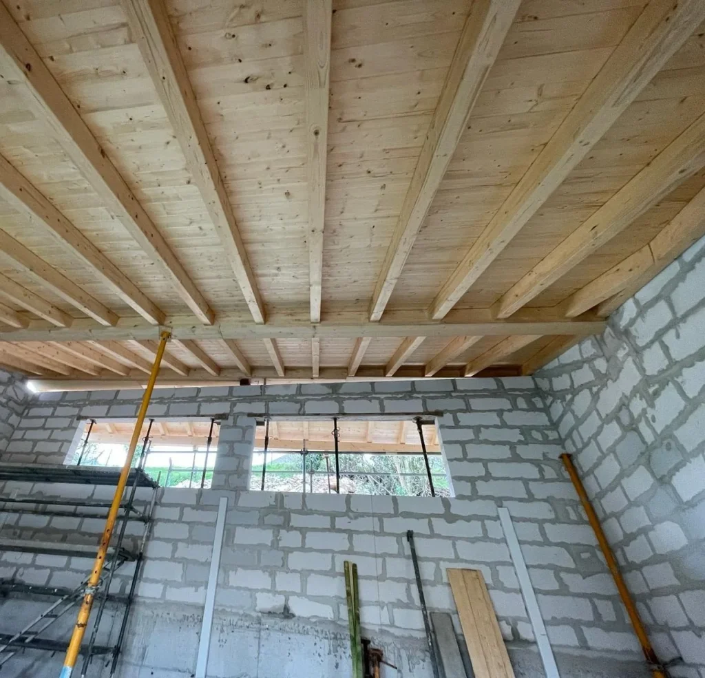 Estructura de cubierta de madera laminada y entablado