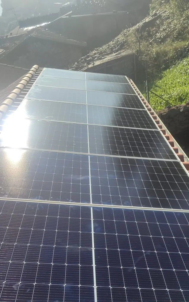 Placas solares sobre la cubierta de teja