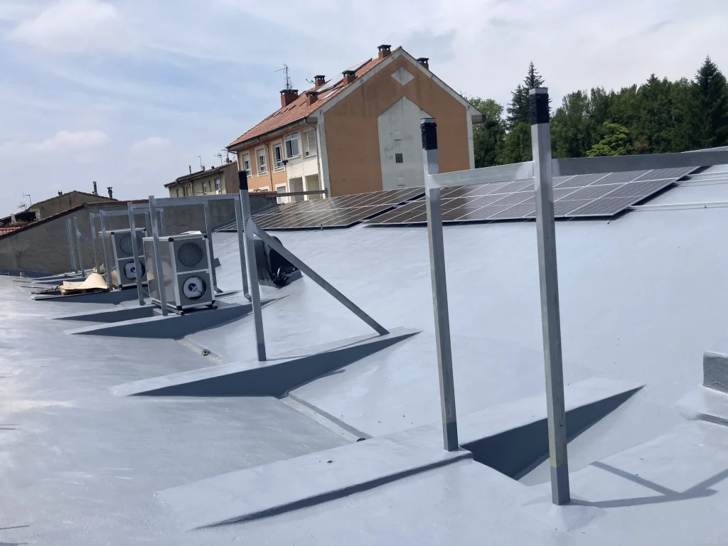 Cubierta impermeabilizada con poliurea y placas solares