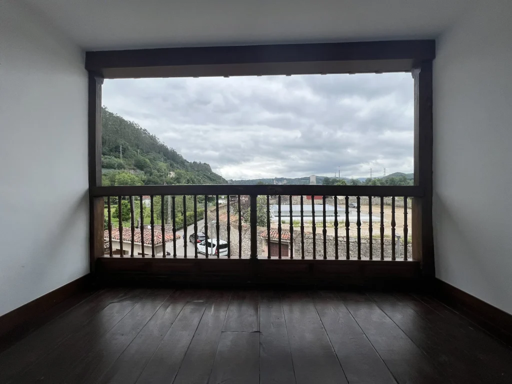 Sala con ventanal a la galería y vistas al valle