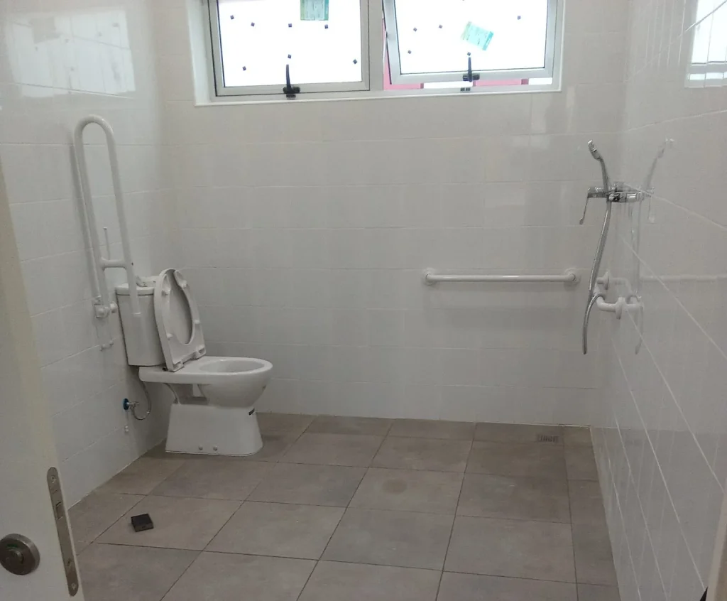 Aseo y ducha adaptados con barras de apoyo