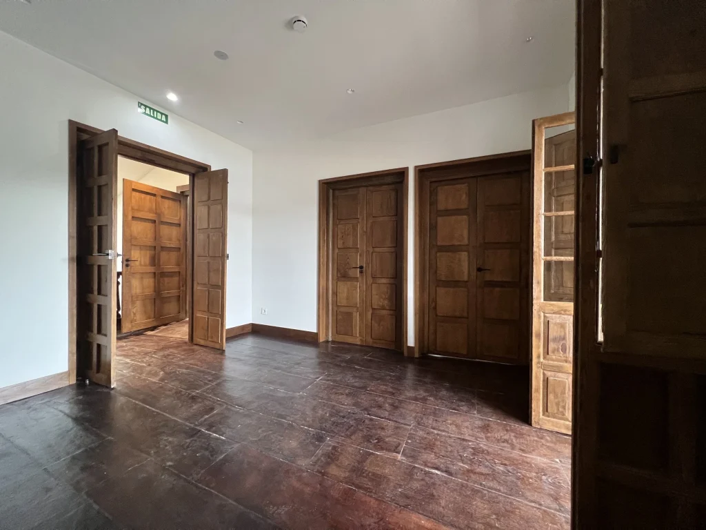 Sala con puertas antiguas de cuarterones restauradas