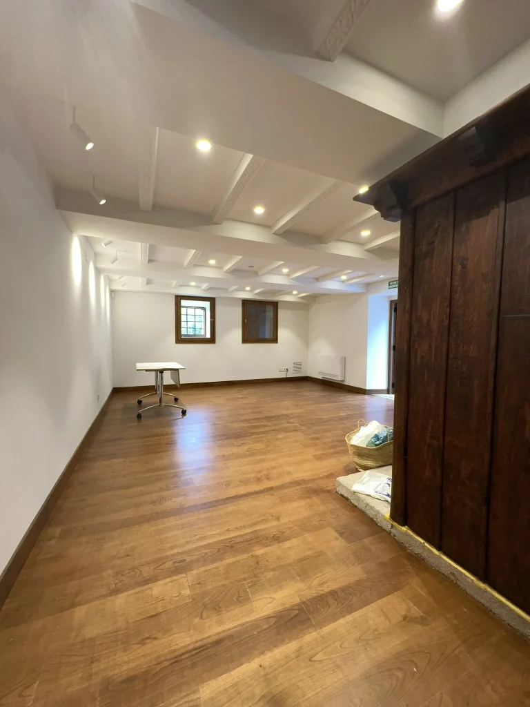 Sala con tarima maciza nueva y puerta antigua restaurada