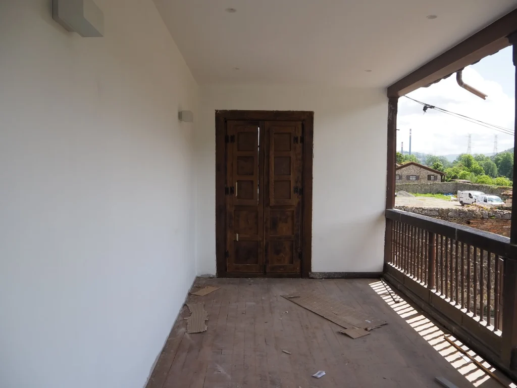 Galería con balaustrada de madera torneada